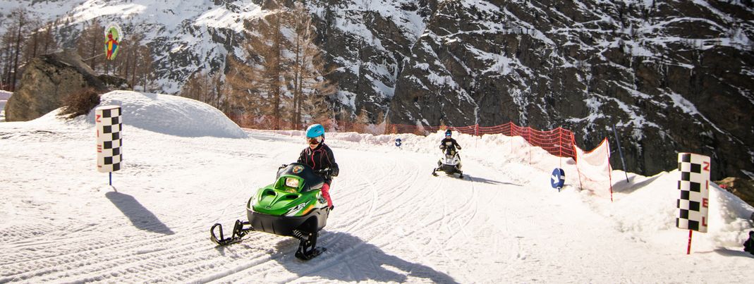 Kians Abenteuerland begeistert kleine Wintersportler mit speziellen Schneemobilen.