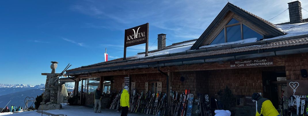Das Panorama Restaurant Jochtal befindet sich direkt neben der Bergstation der Jochtal-Bahn.