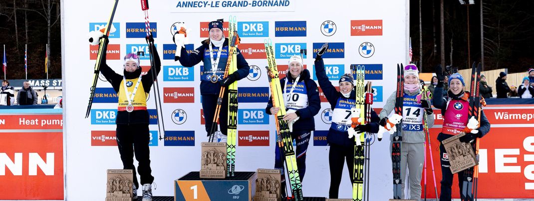Erster Weltcupsieg für Maren Kirkeeide. Franziska Preuß freut sich über Platz 6.
