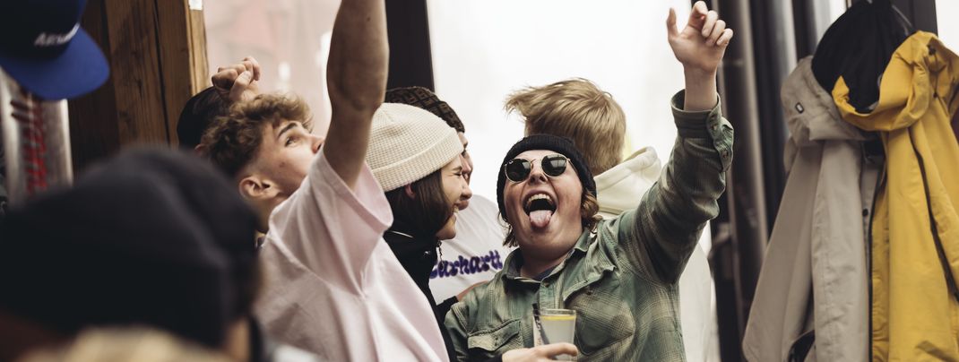 Die Après-Ski Hütte im Montafon mit täglichem DJ ab 14:00 Uhr und ausgelassener Stimmung
