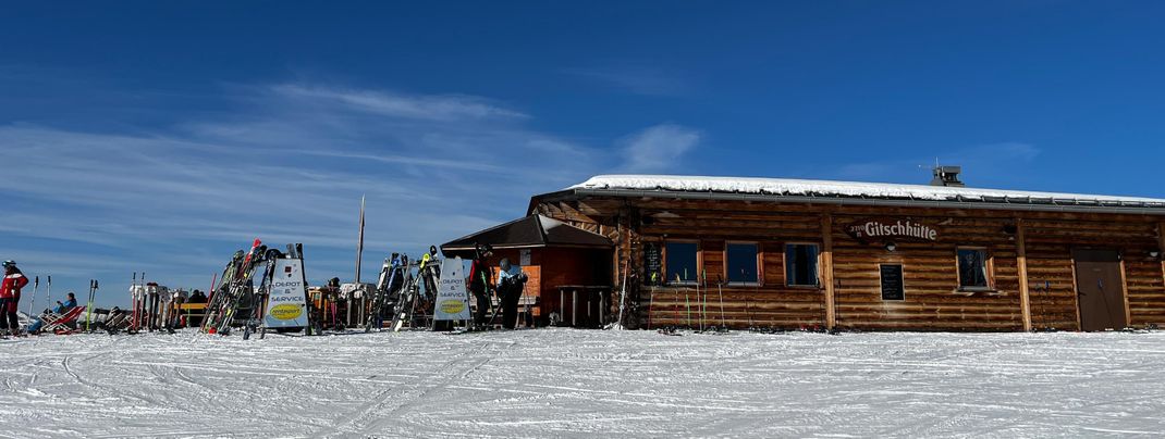 Als Einkehrmöglichkeit bietet sich die gemütliche Gitschhütte an.