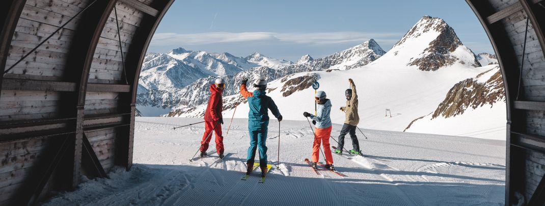 Ein Skitunnel dient als spektakuläre Verbindung zum Gletscher.