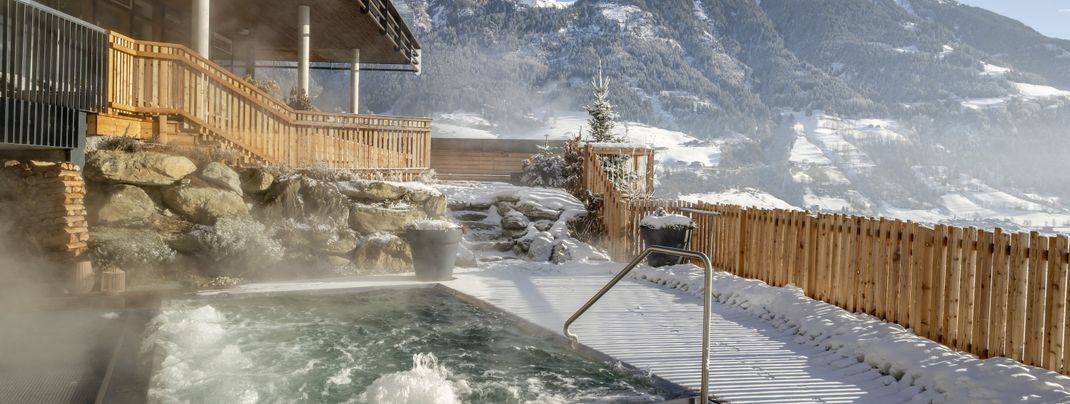 Whirlpool mit Blick auf die Berge.
