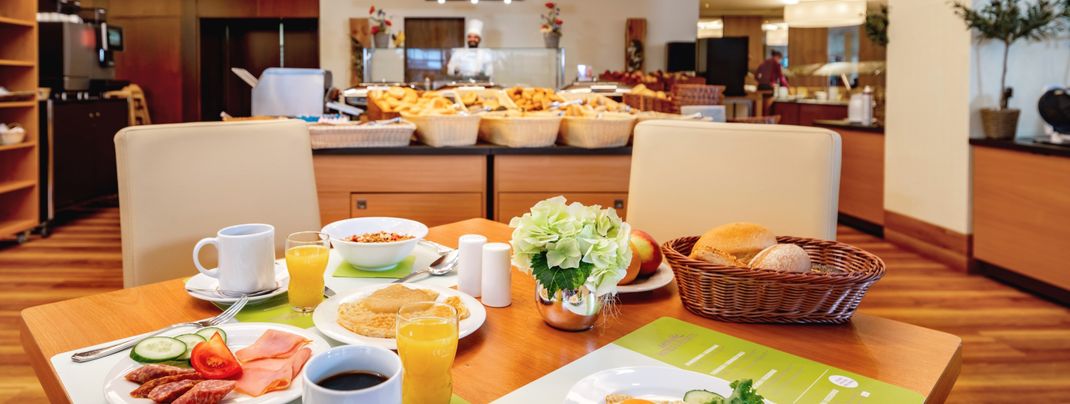 Frühstücksbuffet mit Waffel- und Eierstation