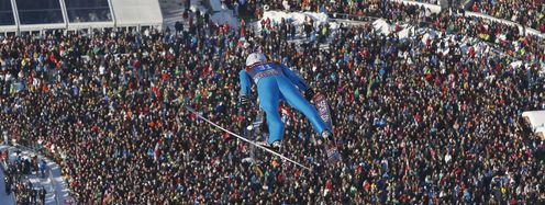 Die spektakulären Springen der Vierschanzentournee ziehen zehntausende Zuschauer an.
