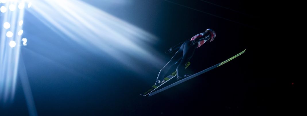 Das Springen in Oberstdorf findet am späten Nachmittag komplett unter Flutlicht statt.