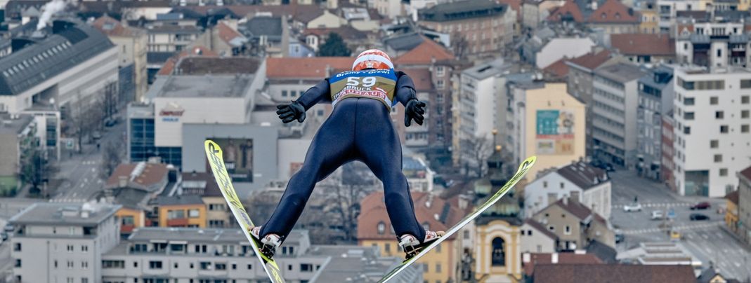 Eine besondere Aussicht: Die Bergiselschanze in Innsbruck liegt mitten in der Stadt.
