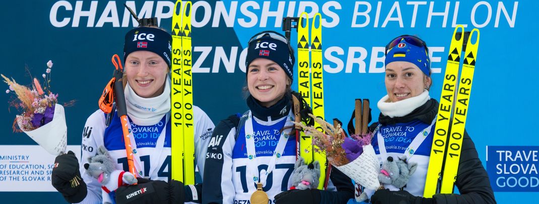 Siegerehrung im EM-Sprint der Frauen: Ida Lien gewinnt vor Maren Kirkeeide und Khrystyna Dmytrenko.