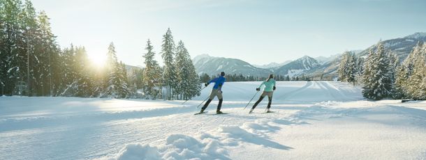 Beyond the slopes, visitors can enjoy winter hiking trails, horse-drawn sleigh rides, and approximately 60 km of cross-country ski tracks.
