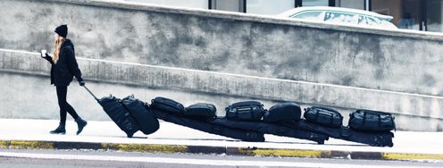 Praktisches Reisen mit den innovativen Taschen von Douchebags.