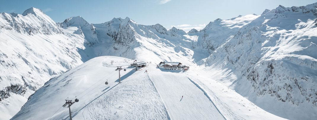 Umgeben von 21 Dreitausendern bietet das Skigebiet ein beeindruckendes Panorama.