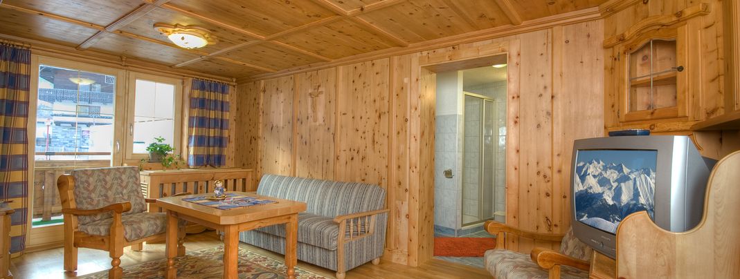 Wohnraum Gernkogel mit Blick ins Bad