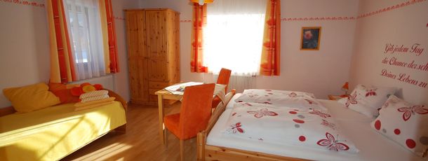 Das zweite Schlafzimmer mit Durchgangstür im 1. Stock