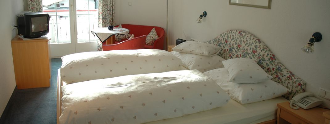 Doppelbettzimmer mit Sitzecke und Balkon