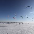 Dutzende Snowkiter versammeln sich im Skigebeit Wasserkuppe um die optimalen Windverhältnisse zu nutzen.