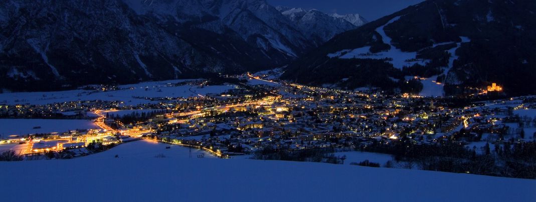 In ein romantisches Lichtermeer verwandelt sich Lienz im Winter ab den Nachmittagsstunden.