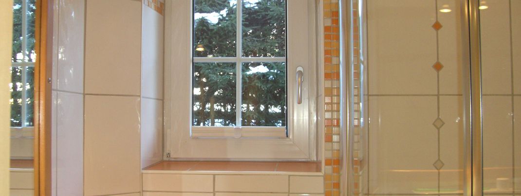 Warmes Badezimmer mit Fußbodenheizung