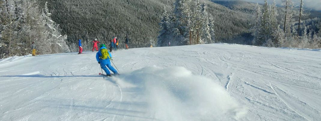 Genügend Schnee für Schwünge auf präparierten Pisten ist in der Back Side auch früh in der Saison vorhanden