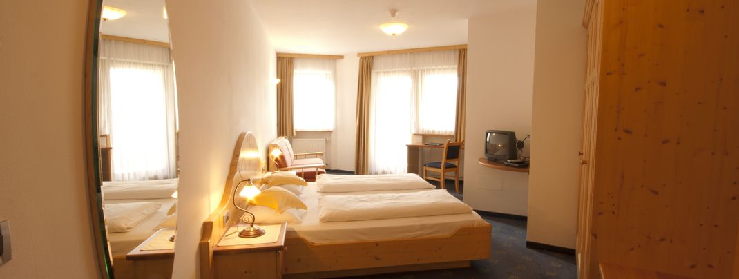 Die Zimmer sorgen mit viel Holz für einen entspannten Rückzugsort.