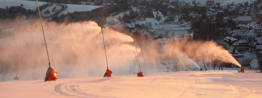 In Oberwiesenthal laufen bereits die Schneekanonen auf Hochtouren. Am 15.1. will man hier den Skibetrieb starten.