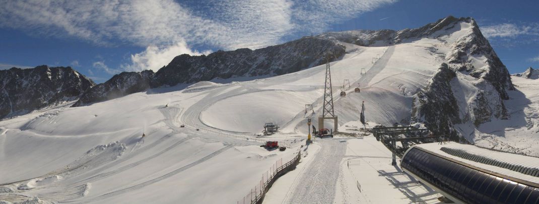 Tief verschneit präsentiert sich der Rettenbachgletscher in Sölden seit den Schneefällen am Wochenende. Die Piste 32 am Karleskogel-Schlepplift ist ab 23.9. geöffnet.