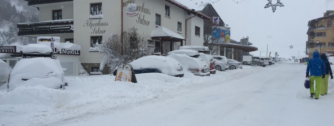 Verschneite Straßen in die Skigebiete in Tirol, wie hier am Donnerstag in Galtür.