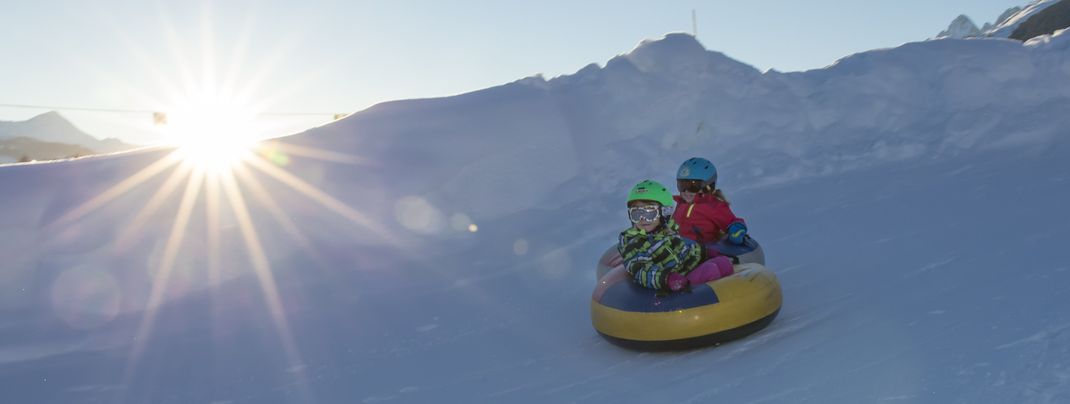 An der Talstation Brigels gibt es eine kostenlose Snowtubing Bahn.