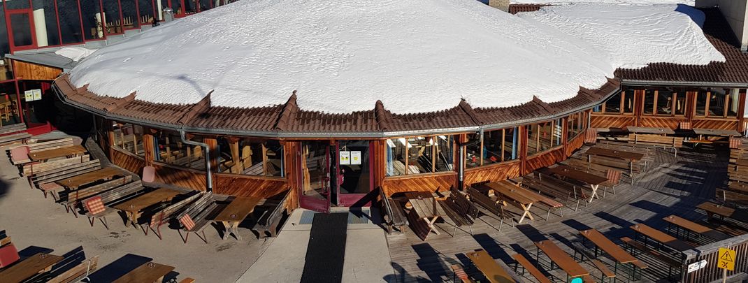 Das große Panoramarestaurant Gadein befindet sich direkt neben der Bergstation der Gondel.