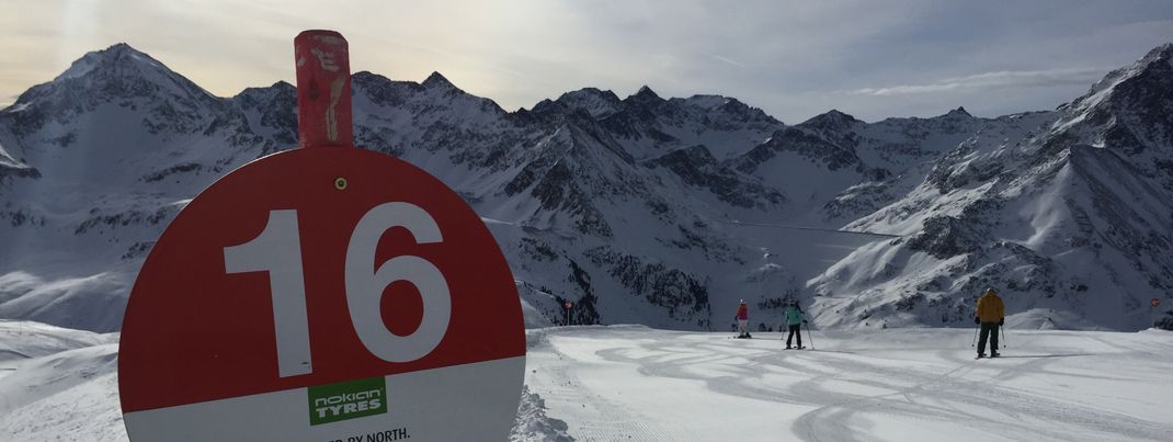 Perfekte Bedingungen für Carvingschwünge und unser Favorit im Skigebiet ist die rote Piste Nr. 16