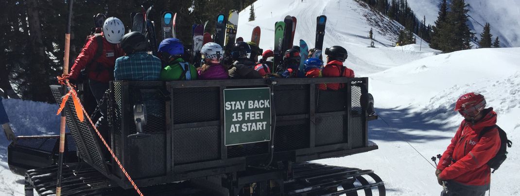 Auf dem Weg zum Highland Bowl startet man mit der Pistenraupe