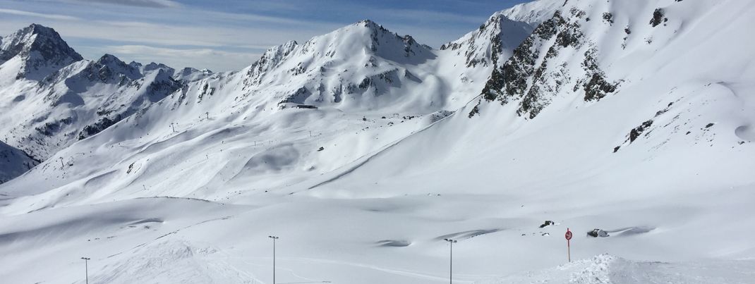Oberhalb der Baumgrenze ist viel Neuschnee und hochalpines Gelände an der Tagesordnung