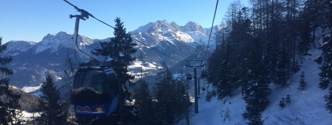 Mittels der Almbahn I + II überwindet man einige Höhenmeter zum schneesicherern Areal