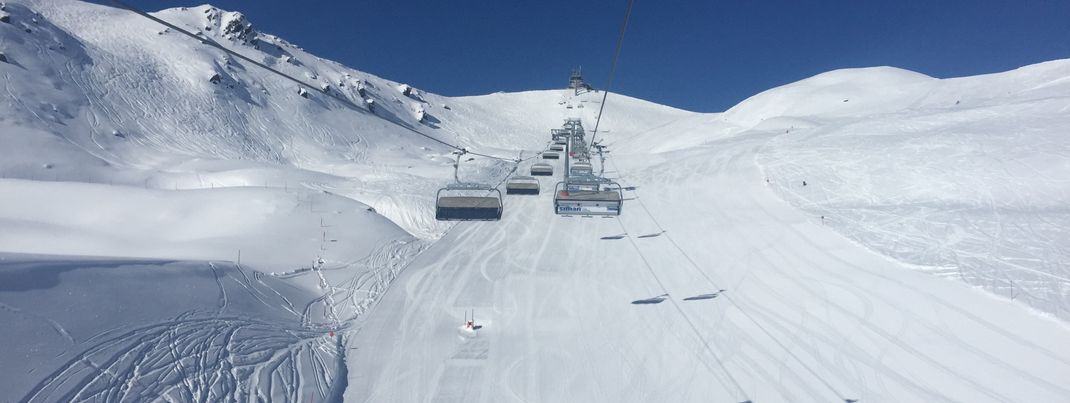 Unter dem Thurntaler Lift verläuft die rot markierte Piste 5. Ein Traum für fortgeschrittene Genussskifahrer