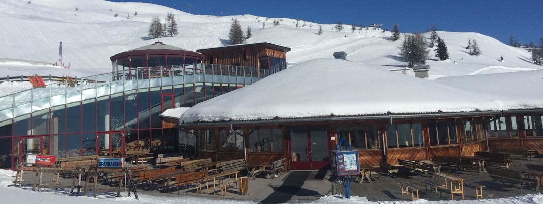 Der erste Eye-Catcher nachdem man aus der Gondel steigt - Das Panoramarestaurant Gadein mit angeschlossener Schirmbar