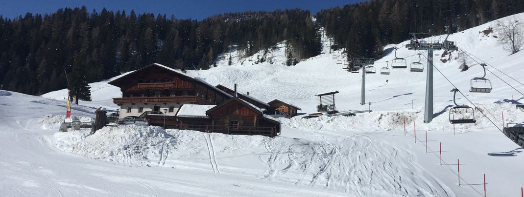 An der Talstation der Vierersesselbahn liegt der Bergbauernhof Oberhochwalden