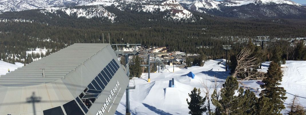 Blick vom Thunder Bound Express auf die Rail-Line des Main Parks.