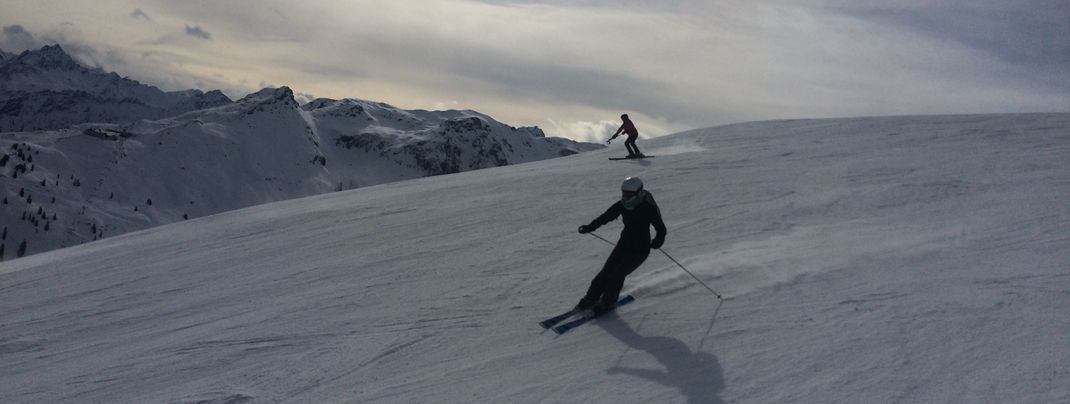 Schon in den frühen Morgenstunden wedeln Skifahrer die Abfahrt im Nova-Gebiet hinunter.