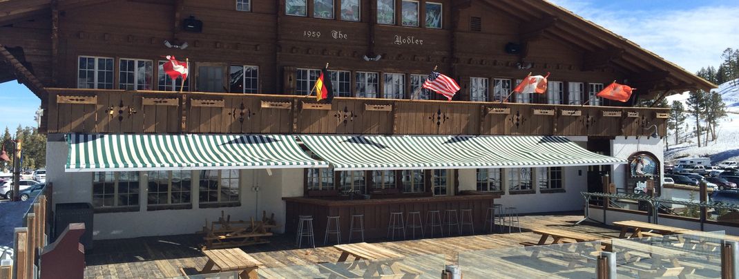 Einen Hauch von europäischem Après Ski gibt es im Yodler an der Talstation Main Lodge. Hier wird bayerisches Essen und Bier serviert.