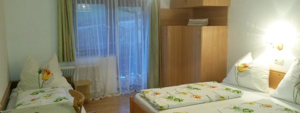 2-4 Bettzimmer mit Waschbecken