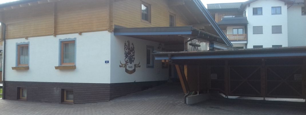 Privathaus mit 2 großen Appartements ( ca.68 cm2) mit jeweils 2 getrennten Schlafzimmern.