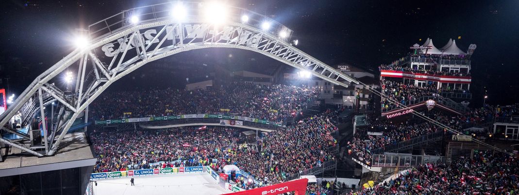 Spektakuläre Kulisse für die Weltcupfahrer beim Nightrace in Schladming.