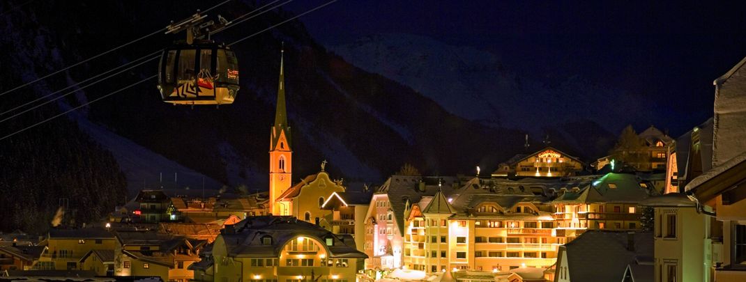 Blick auf die Silvretta Bahn direkt über dem Ortskern von Ischgl