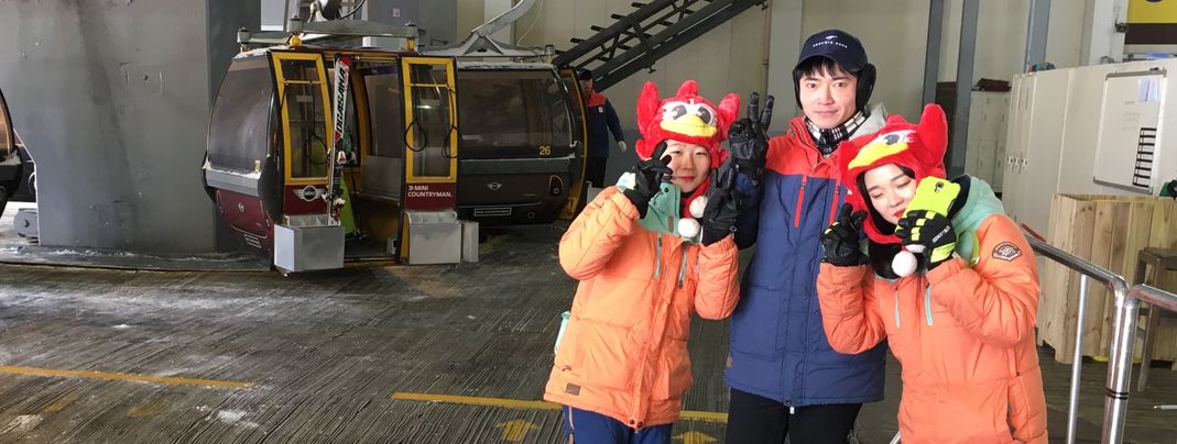 Welcoming with a difference: The waving ski lift staff is equipped with funny headgears.