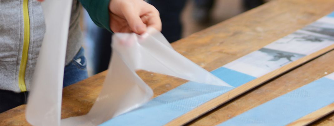 Zum Schluss noch die Schutzfolie abziehen.