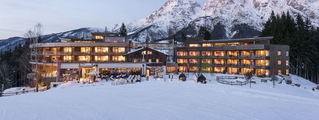 Das Holzhotel Forsthofalm liegt in toller Alleinlage direkt an der Skipiste.
