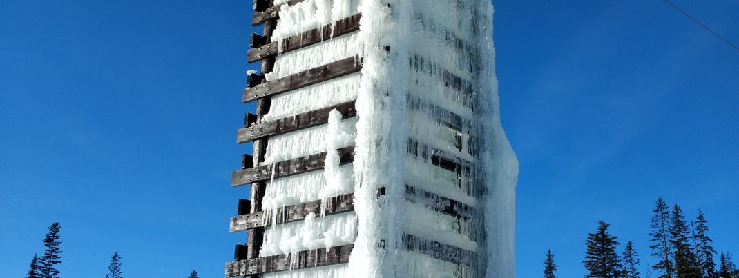 Zu den Möglichkeiten im Adventure Park zählt auch ein Eisturm zum Eisklettern.
