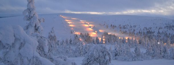 Die Beleuchtung der Pisten in Saariselkä garantiert ein unvergessliches Skivergnügen im Norden Finnlands.