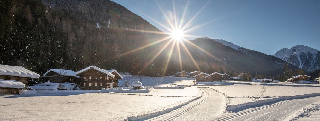 Beim Langlaufen auf der Panorama-Loipe kommst du an urigen alten Hütten und Höfen vorbei.