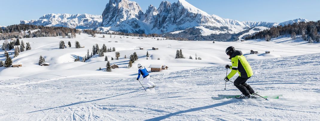 Weitläufige breite Pisten mit traumhafter Aussicht auf den Schlern zeichnen das Skigebiet Seiser Alm aus.