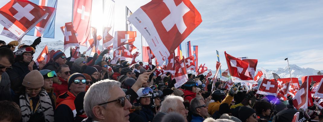 Tausende Fans fiebern im Zielstadion in St. Moritz mit.